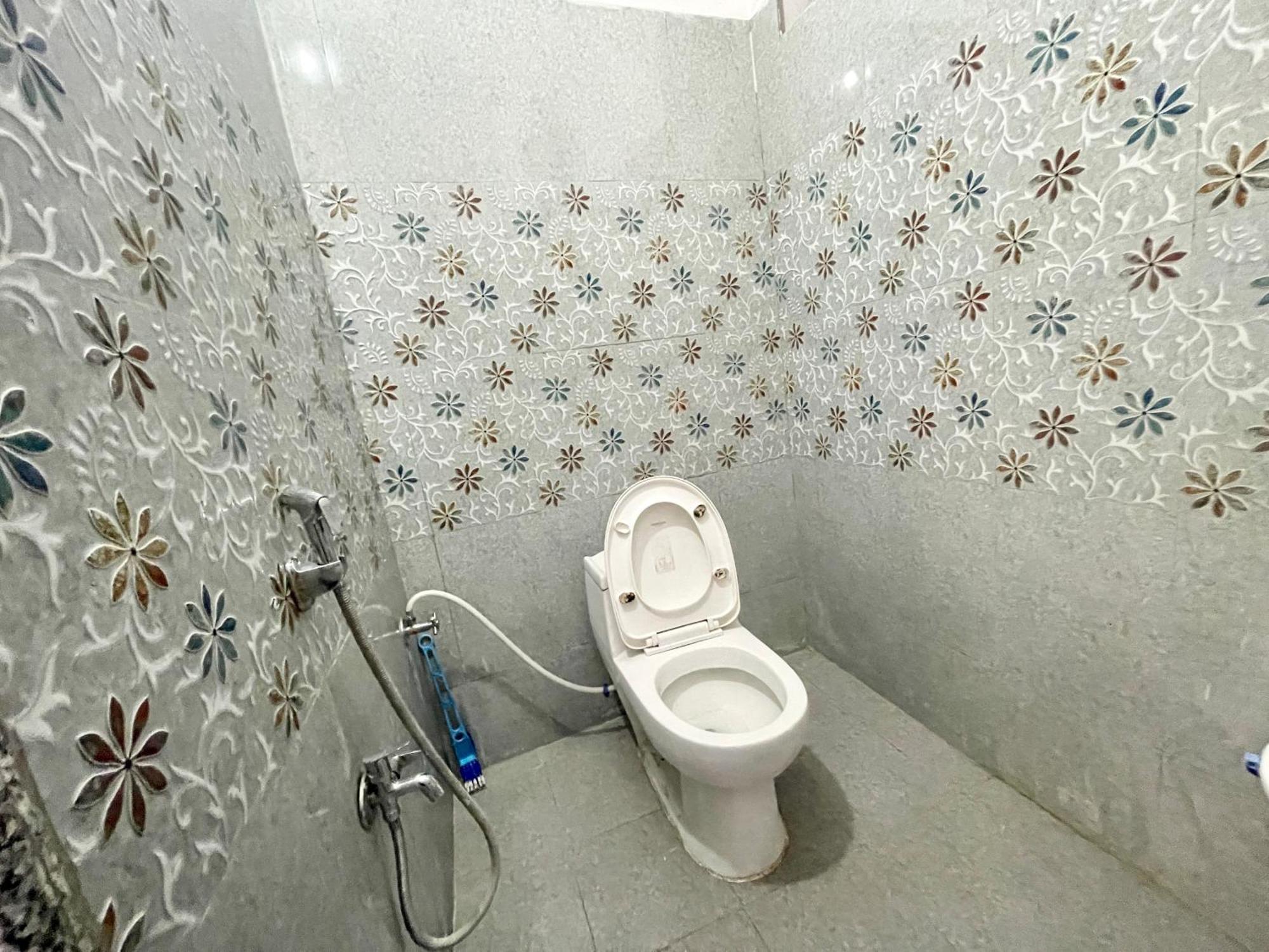 Pgh, ! Fully-air-conditioned At Prime Location With Wifi- Availablity, Near Kashi Vishwanath Temple And Ganga Ghat, Luxurious 4*