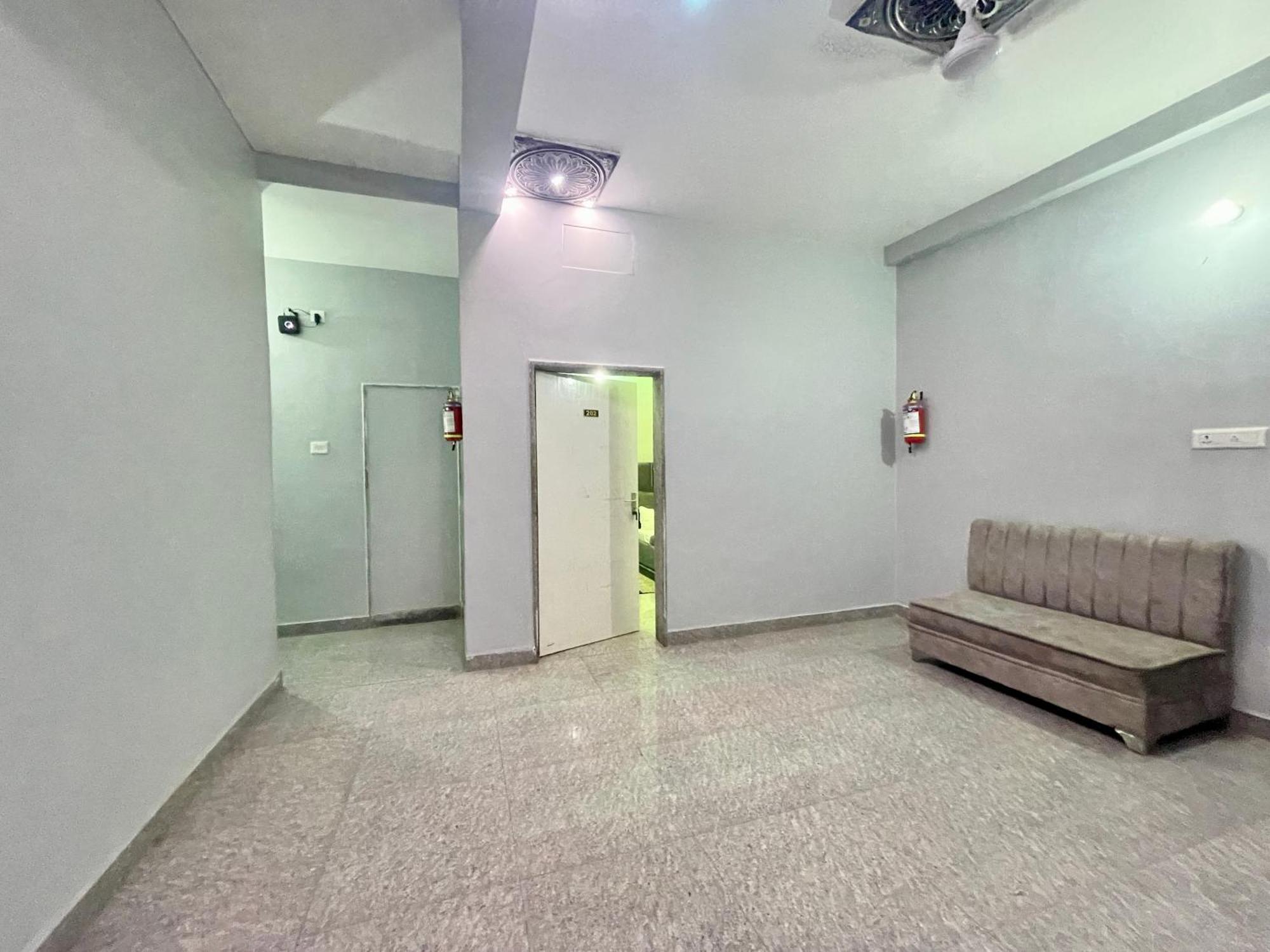 Pgh, ! Fully-air-conditioned At Prime Location With Wifi- Availablity, Near Kashi Vishwanath Temple And Ganga Ghat, Luxurious