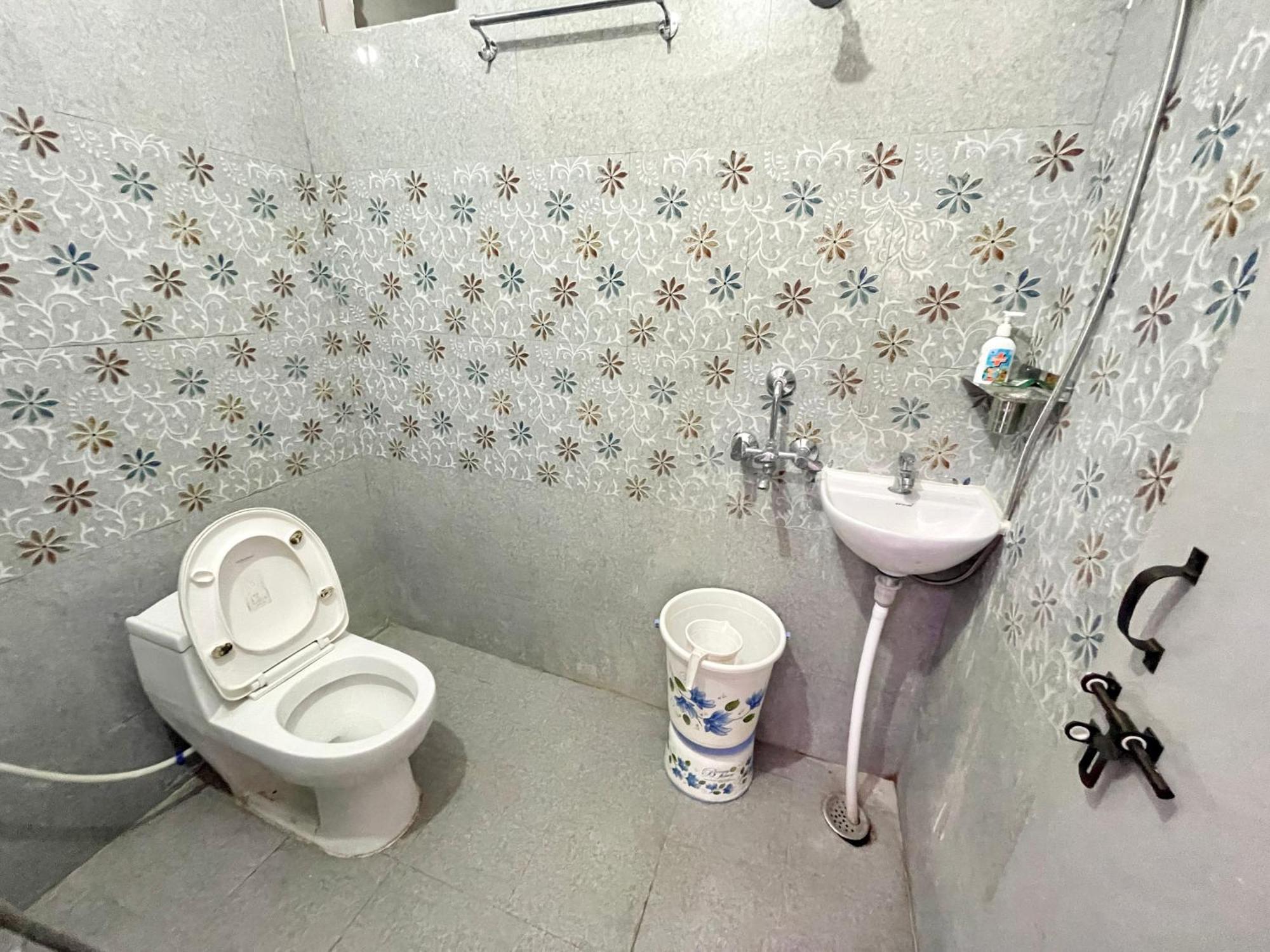 Pgh, ! Fully-air-conditioned At Prime Location With Wifi- Availablity, Near Kashi Vishwanath Temple And Ganga Ghat, Luxurious 4*