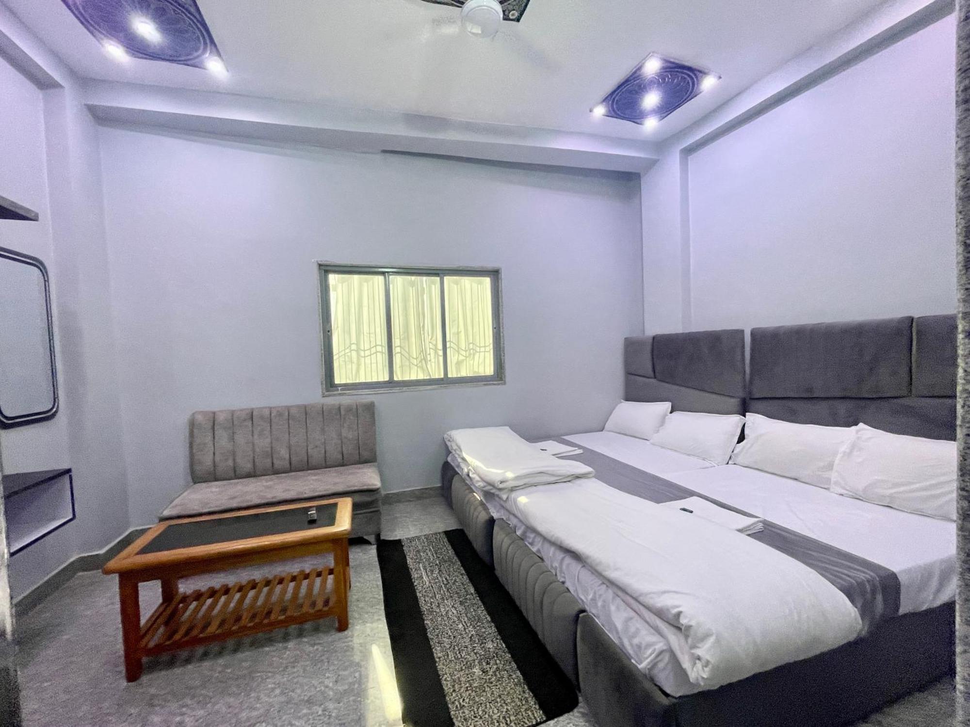 Pgh, ! Fully-air-conditioned At Prime Location With Wifi- Availablity, Near Kashi Vishwanath Temple And Ganga Ghat, Luxurious 4* Varanasi