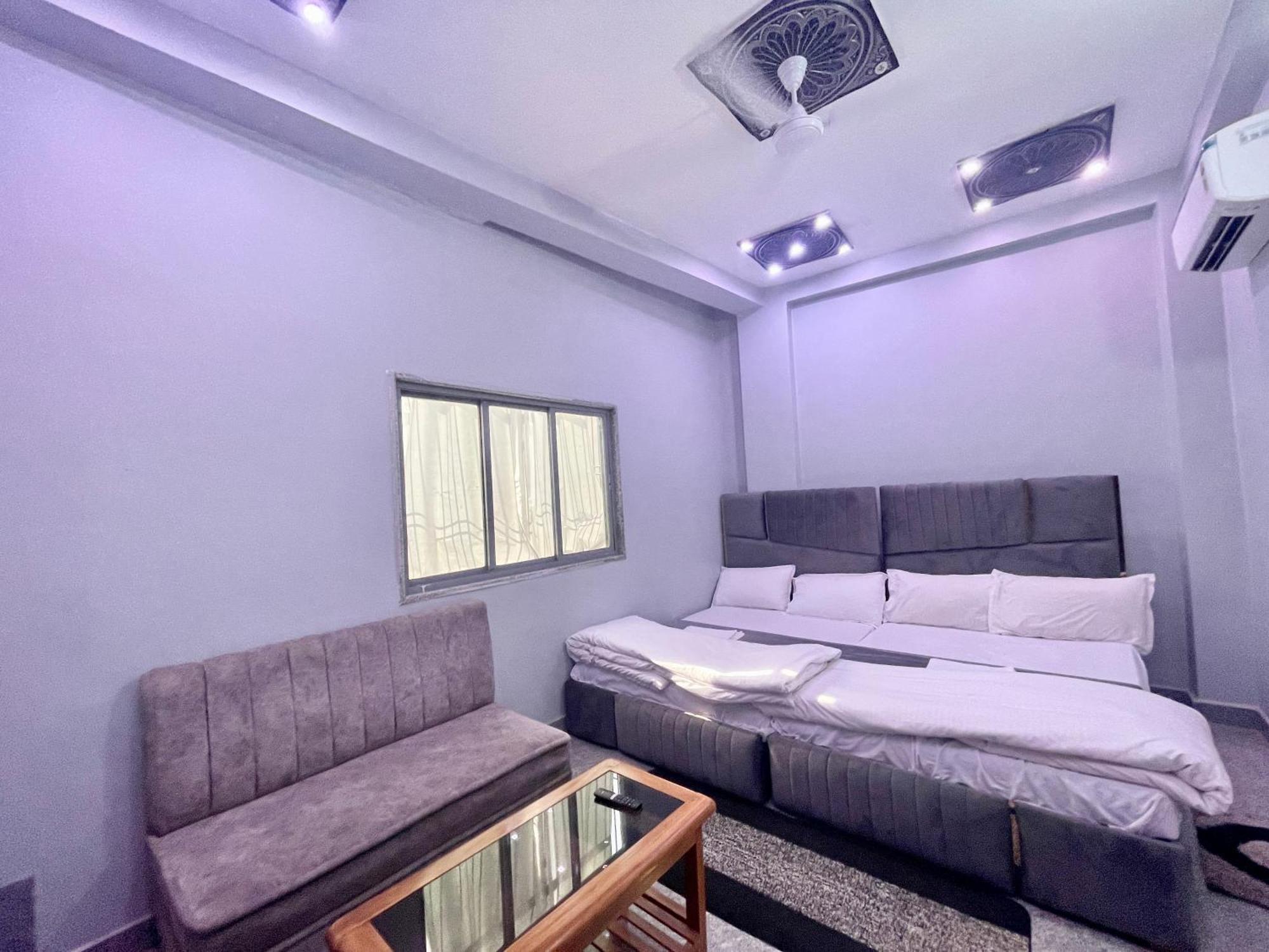 Pgh, ! Fully-air-conditioned At Prime Location With Wifi- Availablity, Near Kashi Vishwanath Temple And Ganga Ghat, Luxurious