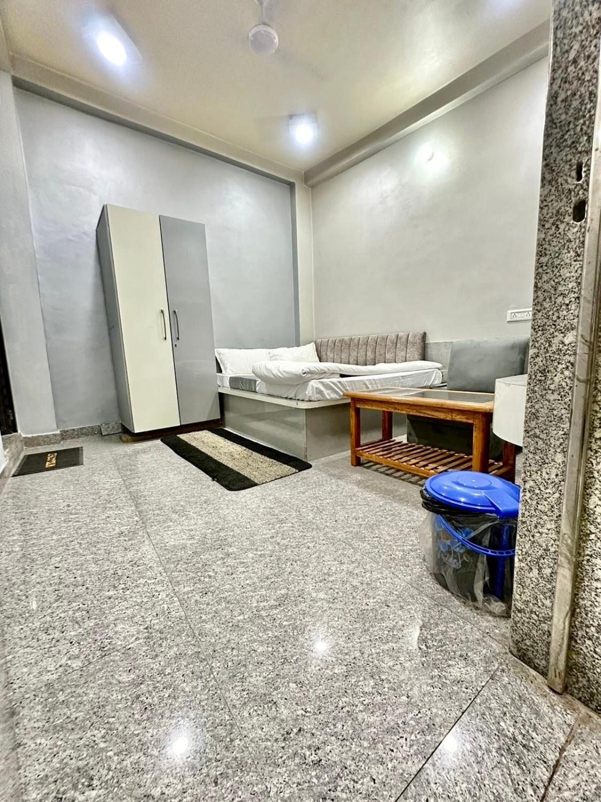 Pgh, ! Fully-air-conditioned At Prime Location With Wifi- Availablity, Near Kashi Vishwanath Temple And Ganga Ghat, Luxurious Varanasi
