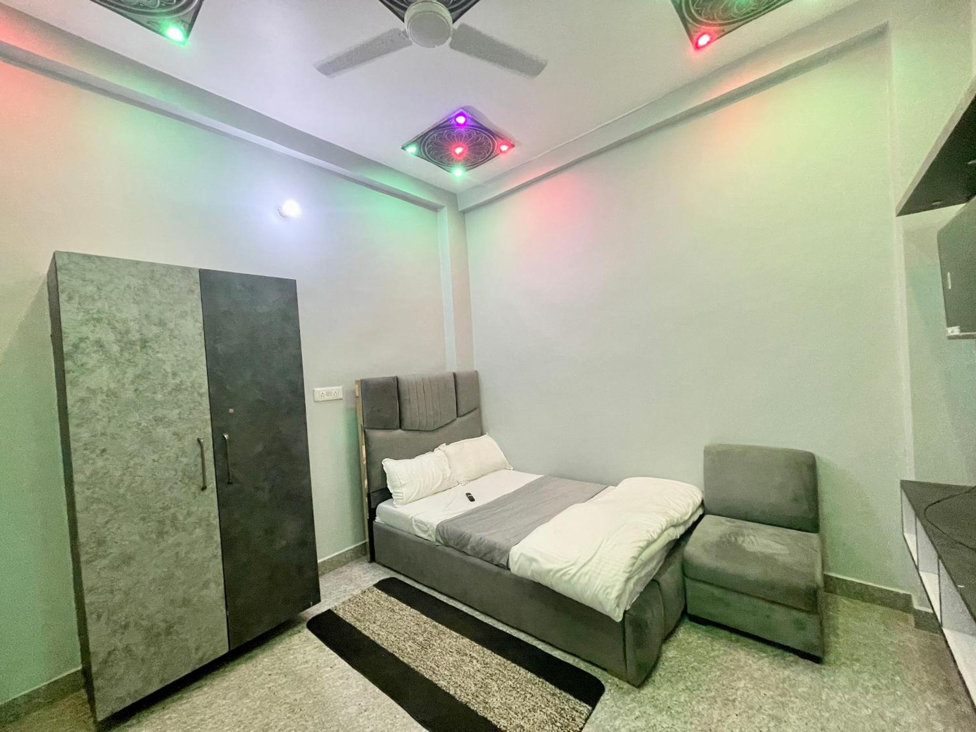 Pgh, ! Fully-air-conditioned At Prime Location With Wifi- Availablity, Near Kashi Vishwanath Temple And Ganga Ghat, Luxurious Hotel 4*
