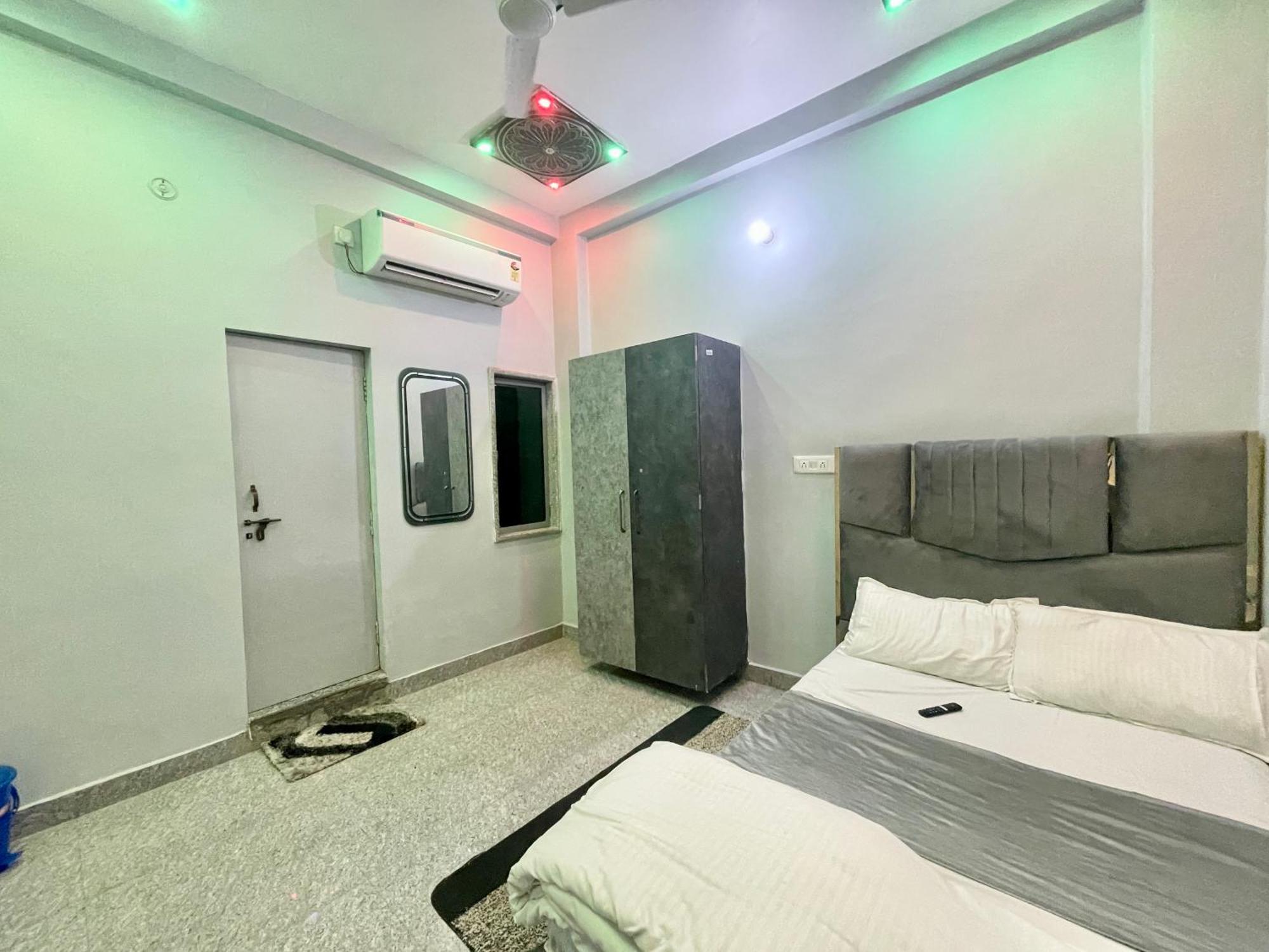 Pgh, ! Fully-air-conditioned At Prime Location With Wifi- Availablity, Near Kashi Vishwanath Temple And Ganga Ghat, Luxurious Hotel Varanasi