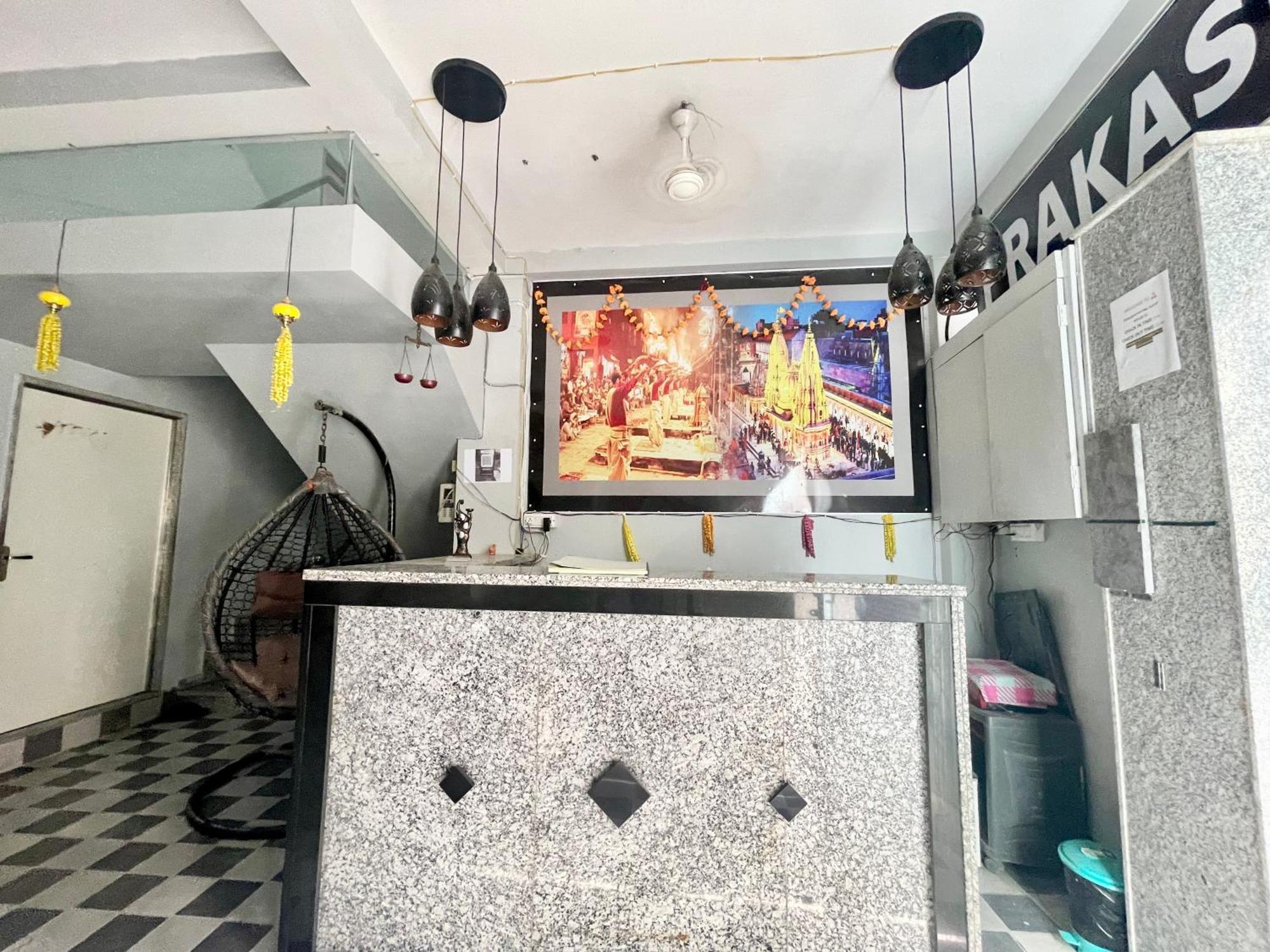 Pgh, ! Fully-air-conditioned At Prime Location With Wifi- Availablity, Near Kashi Vishwanath Temple And Ganga Ghat, Luxurious Varanasi