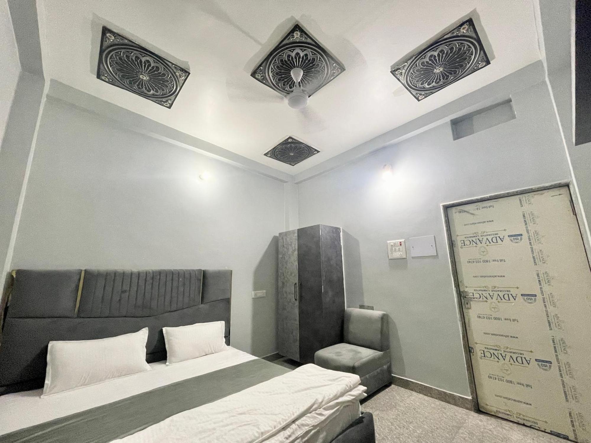 Pgh, ! Fully-air-conditioned At Prime Location With Wifi- Availablity, Near Kashi Vishwanath Temple And Ganga Ghat, Luxurious