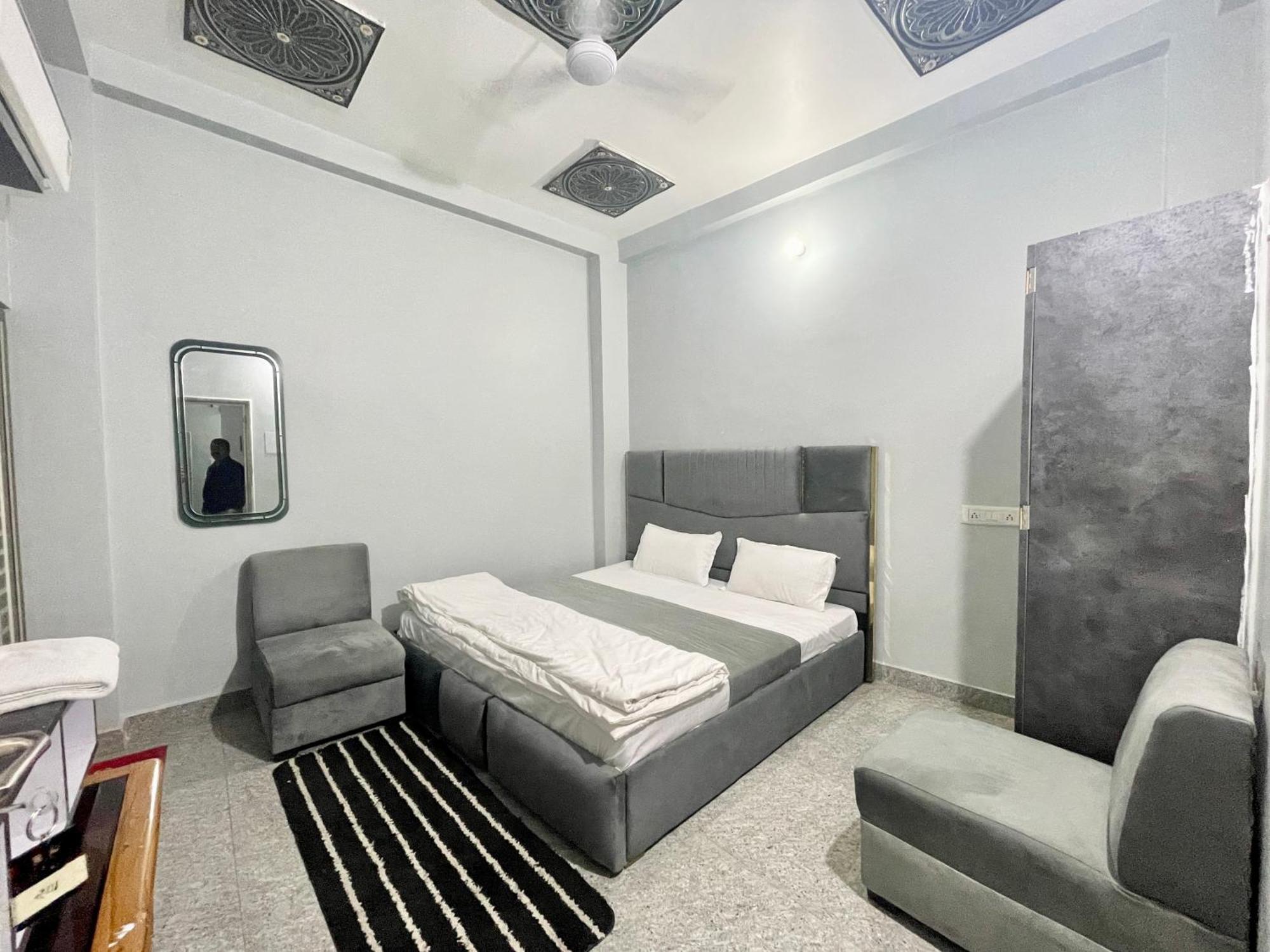 Pgh, ! Fully-air-conditioned At Prime Location With Wifi- Availablity, Near Kashi Vishwanath Temple And Ganga Ghat, Luxurious Hotel 4*