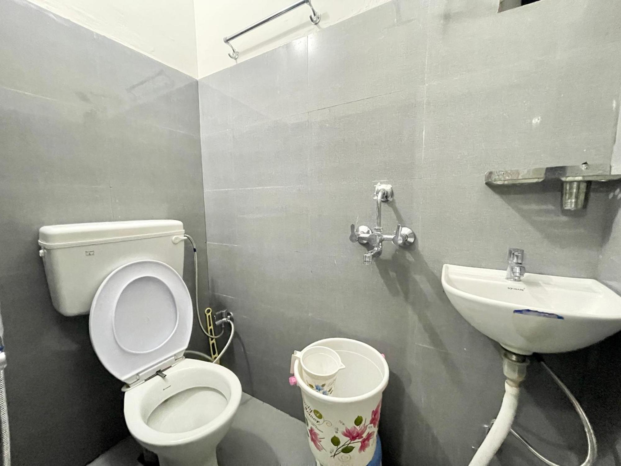 Pgh, ! Fully-air-conditioned At Prime Location With Wifi- Availablity, Near Kashi Vishwanath Temple And Ganga Ghat, Luxurious Hotel