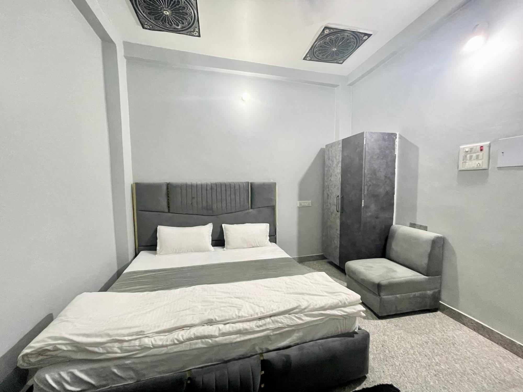 Hotel Pgh, ! Fully-air-conditioned At Prime Location With Wifi- Availablity, Near Kashi Vishwanath Temple And Ganga Ghat, Luxurious 4*