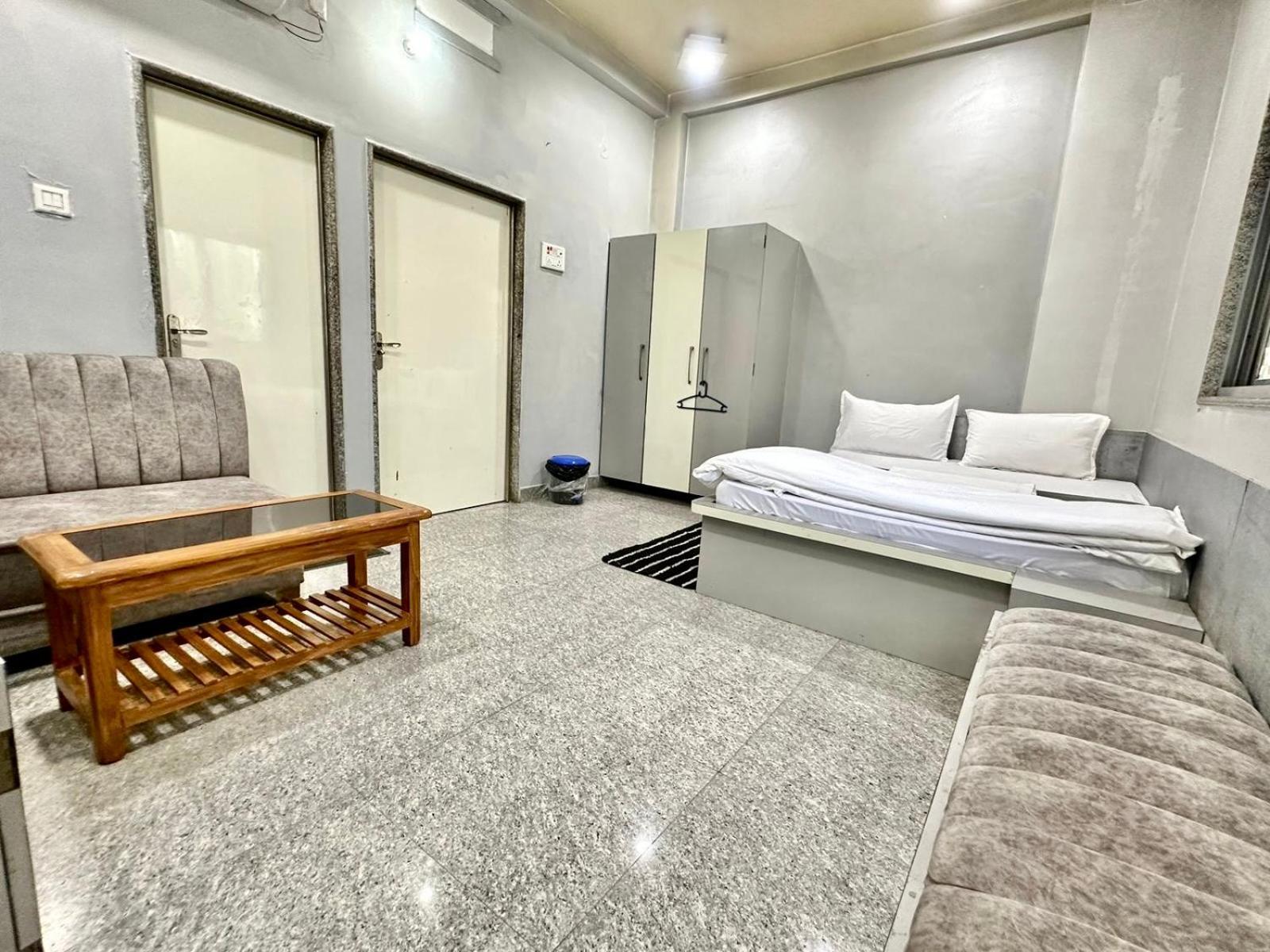 Pgh, ! Fully-air-conditioned At Prime Location With Wifi- Availablity, Near Kashi Vishwanath Temple And Ganga Ghat, Luxurious Hotel