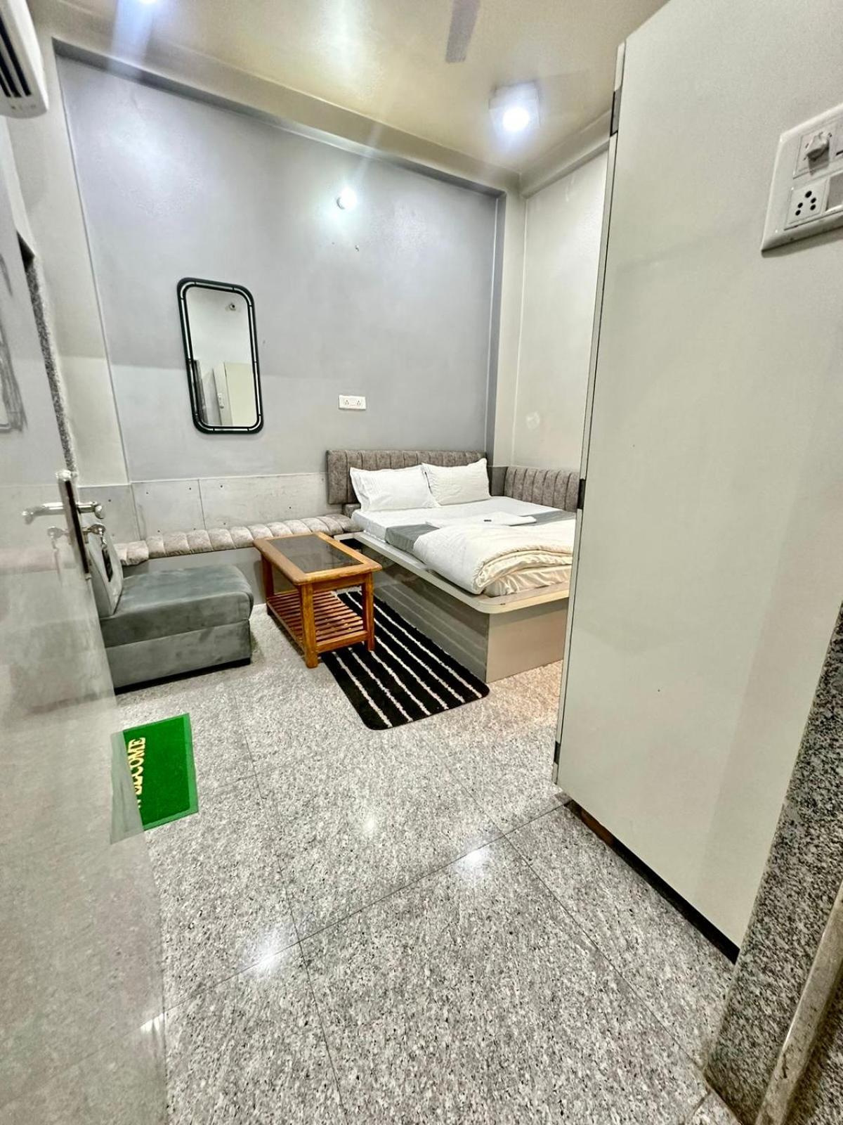 Pgh, ! Fully-air-conditioned At Prime Location With Wifi- Availablity, Near Kashi Vishwanath Temple And Ganga Ghat, Luxurious 4*
