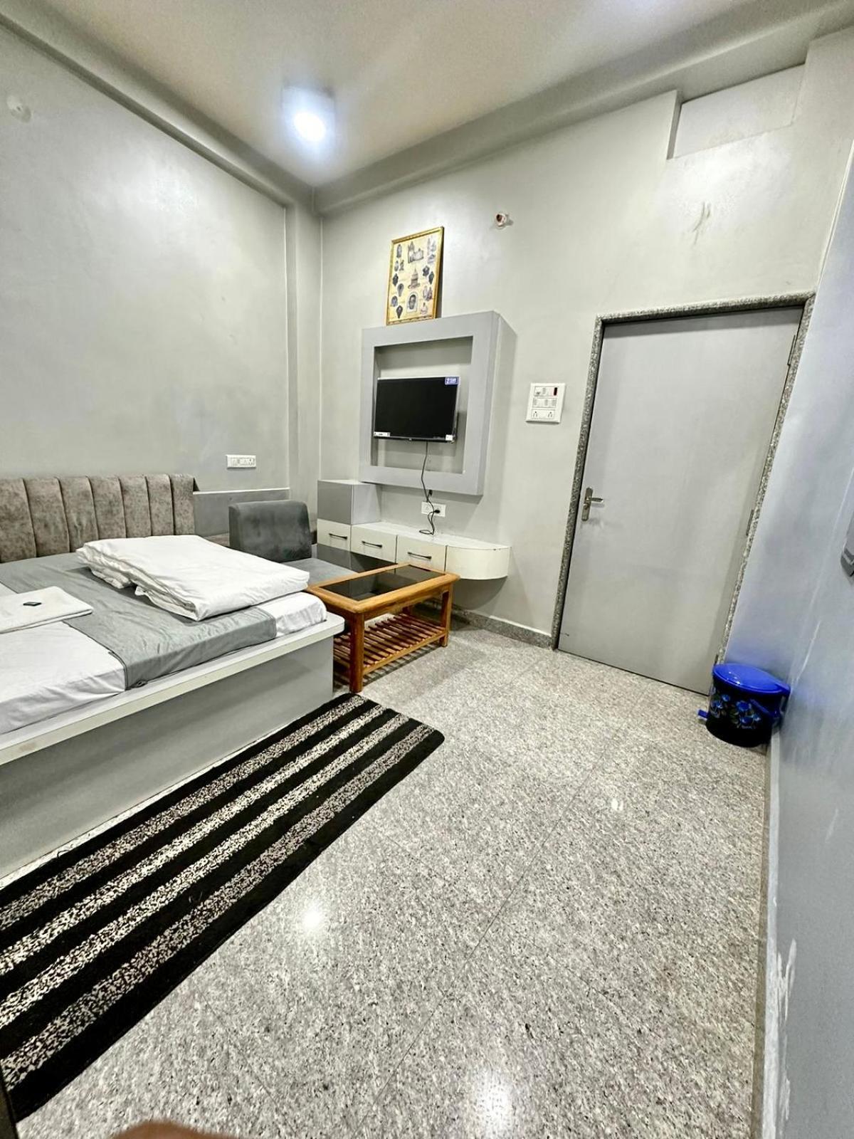 Pgh, ! Fully-air-conditioned At Prime Location With Wifi- Availablity, Near Kashi Vishwanath Temple And Ganga Ghat, Luxurious