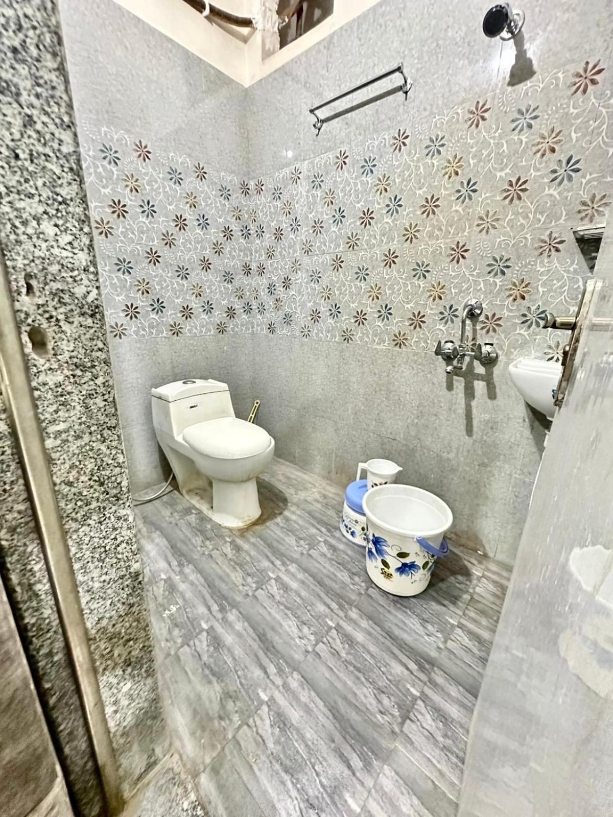 Pgh, ! Fully-air-conditioned At Prime Location With Wifi- Availablity, Near Kashi Vishwanath Temple And Ganga Ghat, Luxurious 4* Varanasi