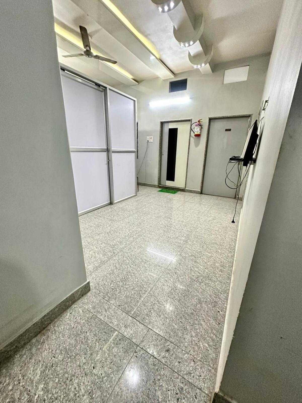Hotel Pgh, ! Fully-air-conditioned At Prime Location With Wifi- Availablity, Near Kashi Vishwanath Temple And Ganga Ghat, Luxurious 4*