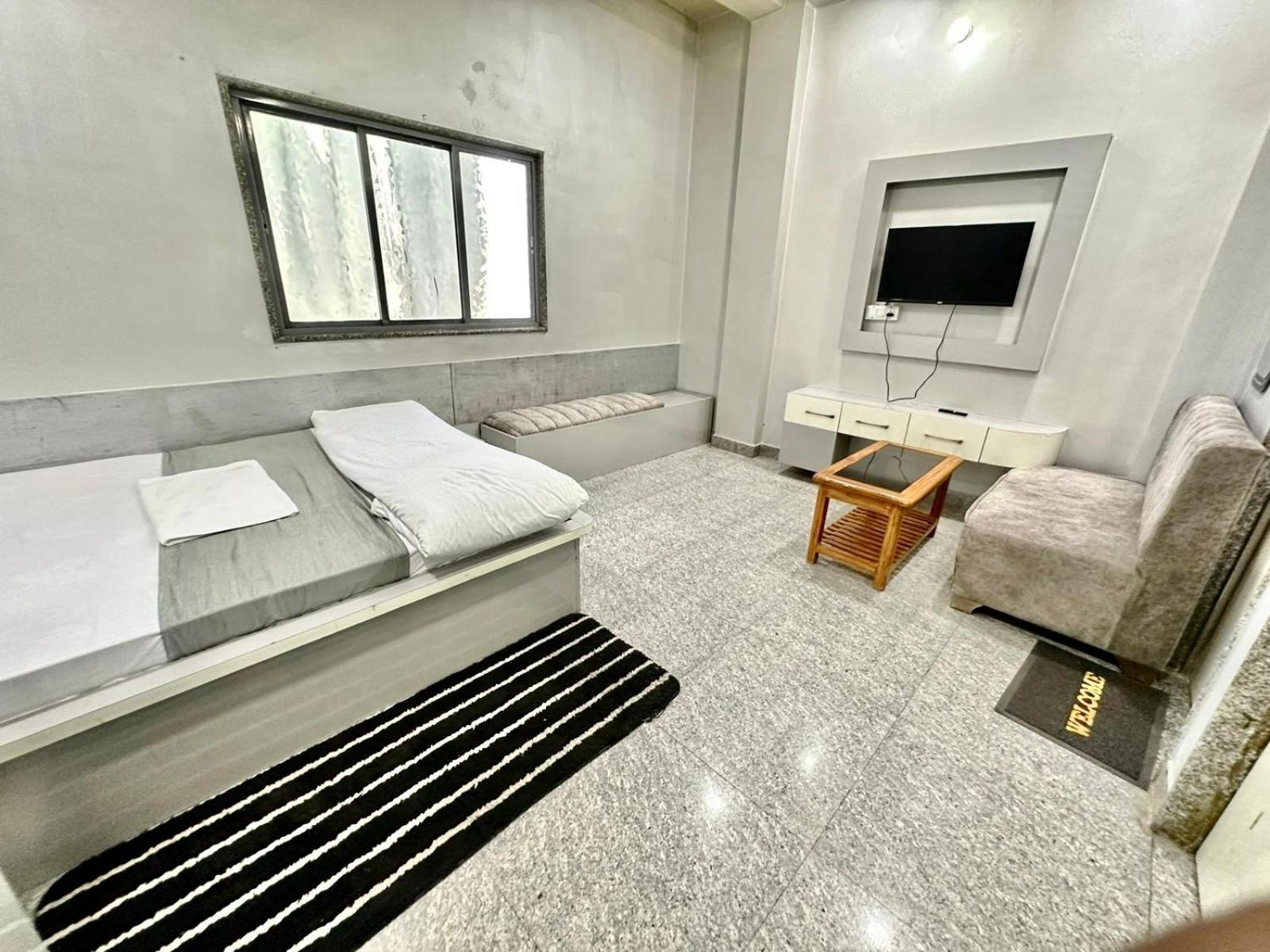 Hotel Pgh, ! Fully-air-conditioned At Prime Location With Wifi- Availablity, Near Kashi Vishwanath Temple And Ganga Ghat, Luxurious