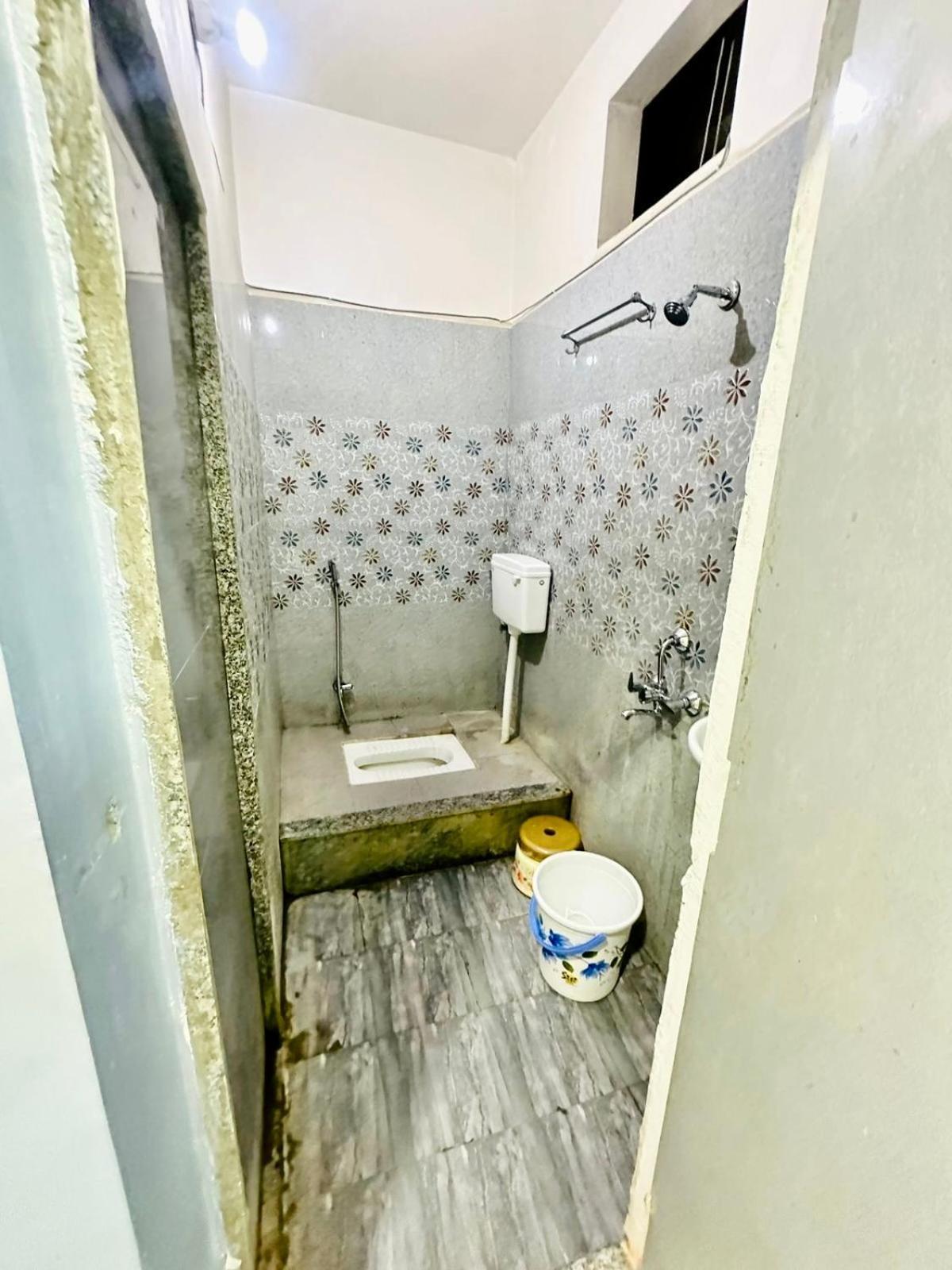 Pgh, ! Fully-air-conditioned At Prime Location With Wifi- Availablity, Near Kashi Vishwanath Temple And Ganga Ghat, Luxurious Varanasi