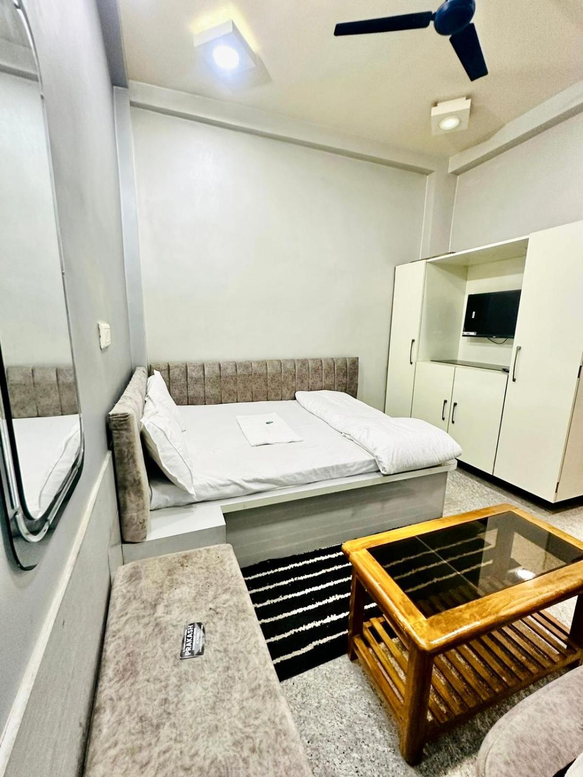 Pgh, ! Fully-air-conditioned At Prime Location With Wifi- Availablity, Near Kashi Vishwanath Temple And Ganga Ghat, Luxurious Hotel