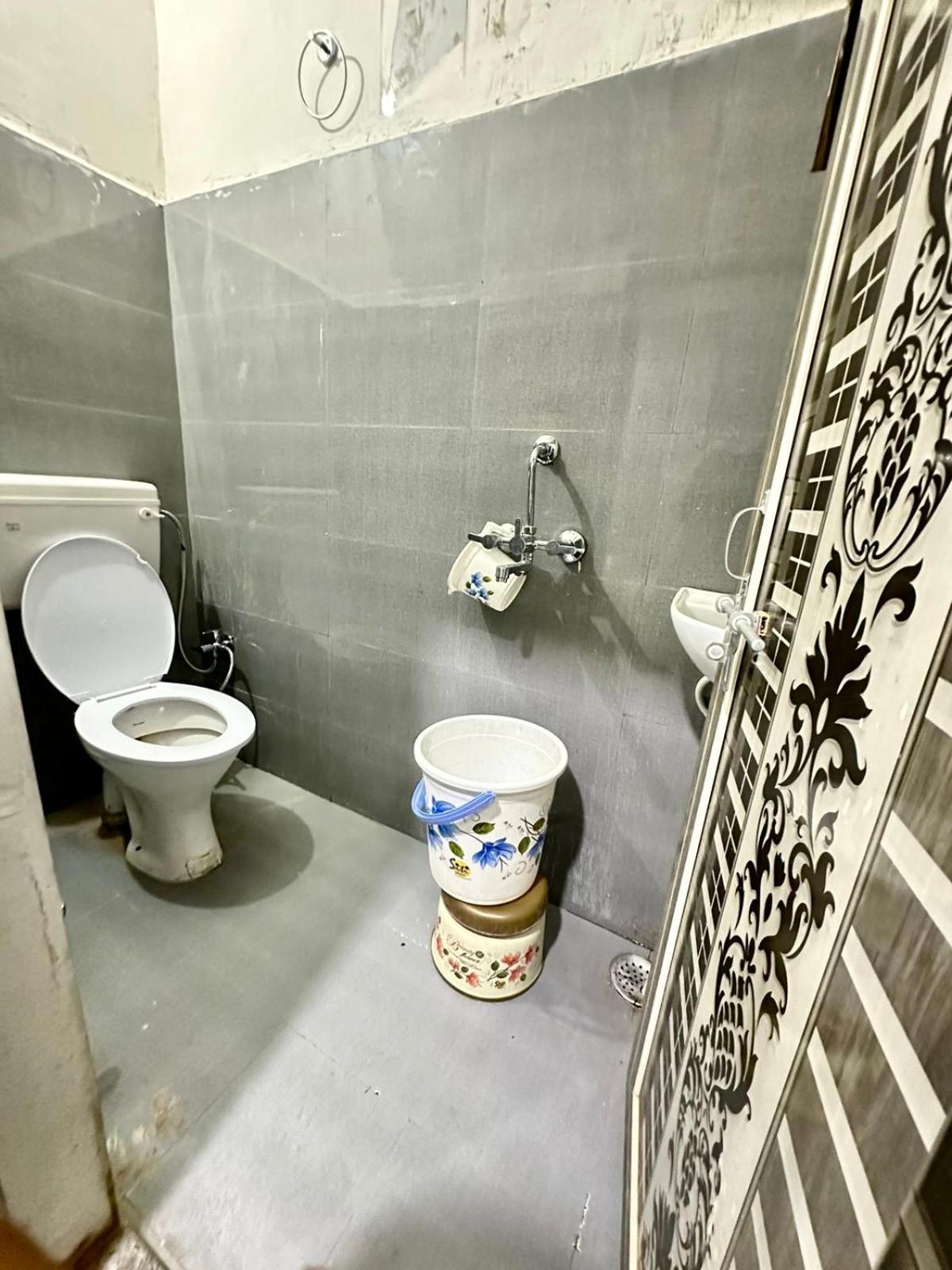 Hotel Pgh, ! Fully-air-conditioned At Prime Location With Wifi- Availablity, Near Kashi Vishwanath Temple And Ganga Ghat, Luxurious Varanasi