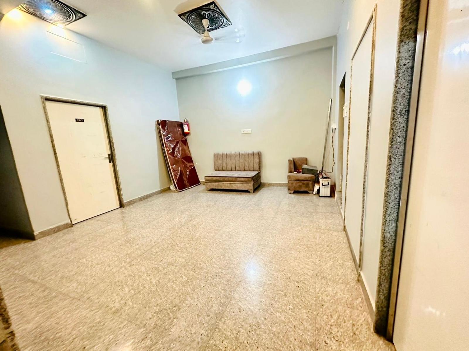 Pgh, ! Fully-air-conditioned At Prime Location With Wifi- Availablity, Near Kashi Vishwanath Temple And Ganga Ghat, Luxurious 4* Varanasi