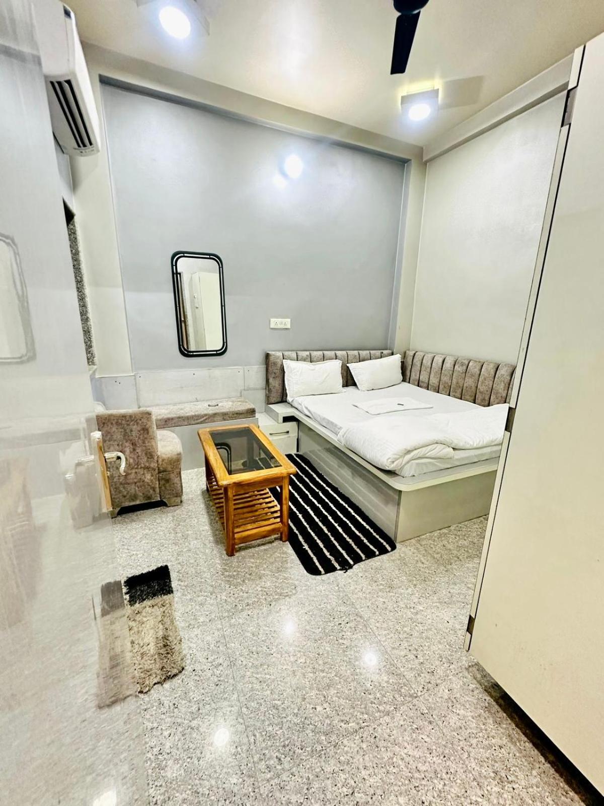 Hotel Pgh, ! Fully-air-conditioned At Prime Location With Wifi- Availablity, Near Kashi Vishwanath Temple And Ganga Ghat, Luxurious