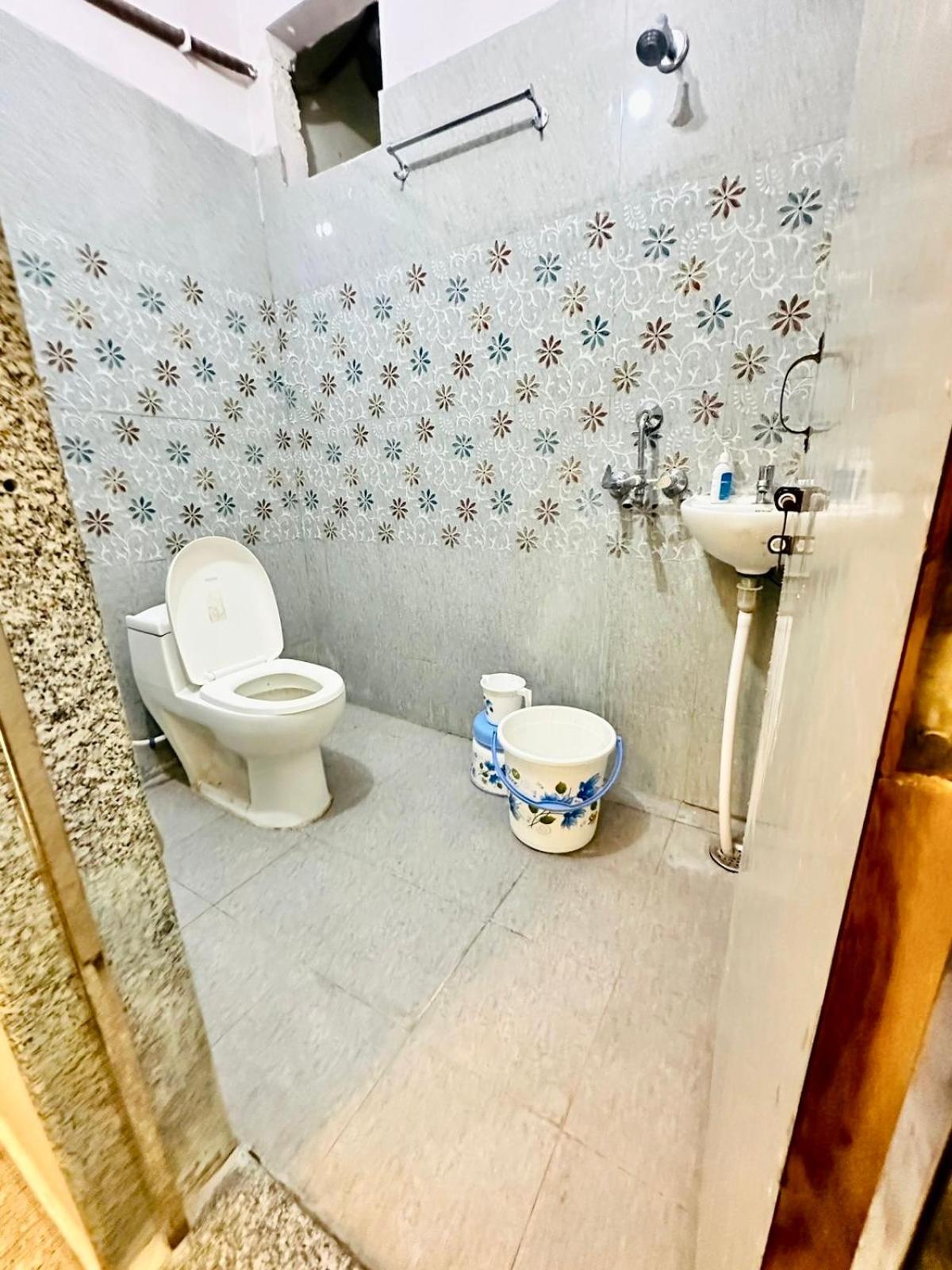 Pgh, ! Fully-air-conditioned At Prime Location With Wifi- Availablity, Near Kashi Vishwanath Temple And Ganga Ghat, Luxurious Hotel 4*
