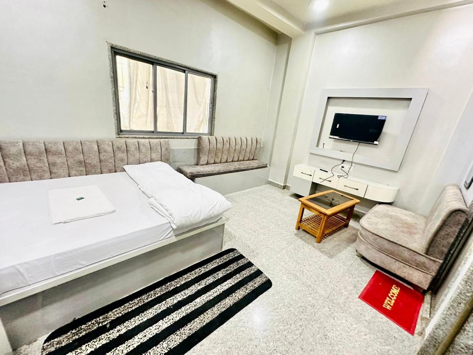 Pgh, ! Fully-air-conditioned At Prime Location With Wifi- Availablity, Near Kashi Vishwanath Temple And Ganga Ghat, Luxurious Hotel